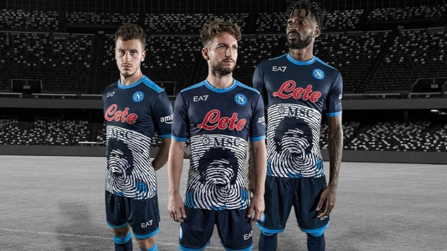 Napoli sacó camiseta en recuerdo de Maradona a un año de su muerte