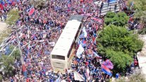 Hinchas de la U hicieron un emotivo banderazo y pidieron un último esfuerzo al plantel