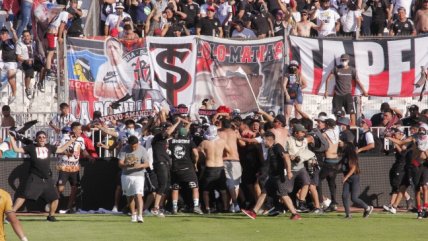 Hinchas de Colo Colo invadieron la cancha del "Calvo y Bascuñán"
