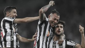 Atlético Mineiro goleó a Paranaense con un inspirado Eduardo Vargas y roza la Copa de Brasil