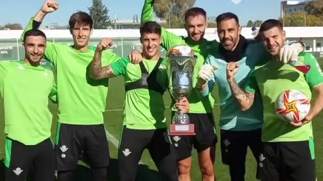Claudio Bravo volvió a entrenar con sus compañeros en Real Betis