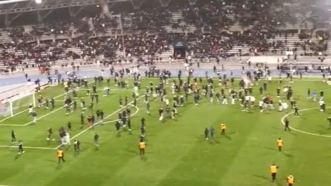 ¡Vergonzoso! Hinchas provocaron suspensión de duelo de Olympique Lyon en la Copa de Francia