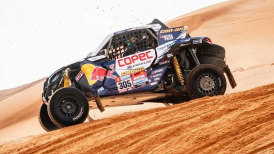 "Chaleco" López sufrió problemas con su vehículo pero mantuvo la punta del Dakar