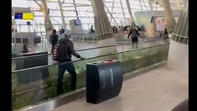 Hinchas de Colo Colo y U. de Chile protagonizaron violento enfrentamiento en el Aeropuerto