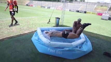 Vargas fue provocado por sus compañeros a tirarse a una piscina con hielo: "No tiene huevos"