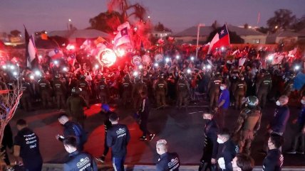 ¡Se pasaron! El emotivo banderazo de los hinchas de La Roja en la previa del duelo con Argentina