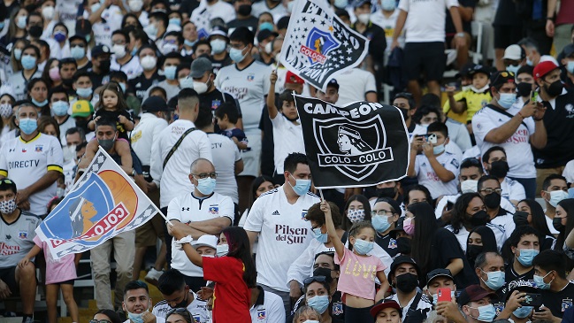 Situación preocupante: Hinchas de Colo Colo "reventaron" portones del Estadio Monumental