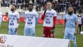 Futbolista turco se negó a ponerse camiseta con mensaje de paz y desata la polémica