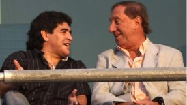 Permaneció en silencio y juntó sus manos: Carlos Bilardo se enteró de la muerte de Diego Maradona