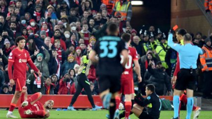 Alexis vivió una amarga jornada en Anfield al ser expulsado en la revancha ante Liverpool