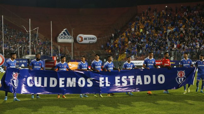 "Cuidemos el estadio": El lienzo que desplegó la U antes del duelo con Curicó en Santa Laura