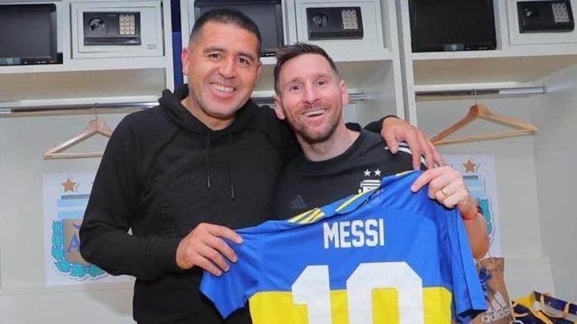 ¿Y si te llama Román? Lionel Messi posó junto a Riquelme con la camiseta de Boca Juniors