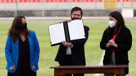 El Presidente Gabriel Boric promulgó la ley que hace obligatorios los contratos en el fútbol femenino