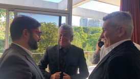 Presidente Boric tuvo reunión con los ídolos de la UC Alberto Acosta y Néstor Gorosito en Argentina