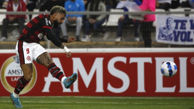 Flamengo golpeó de entrada a la UC con un zurdazo de Gabigol
