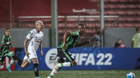 Eduardo Vargas salió lesionado en duelo entre Atlético y América Mineiro en la Copa Libertadores