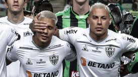Eduardo Vargas bromeó con un compañero en la previa al duelo Atlético con América Mineiro