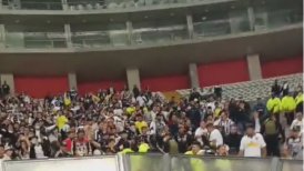 Hinchas de Colo Colo se enfrentaron con la policía peruana en el estadio de Alianza Lima