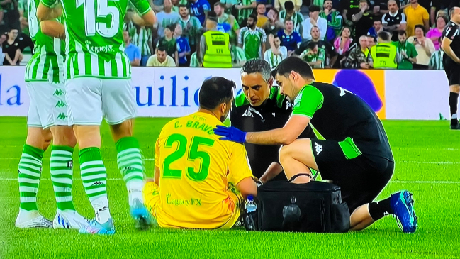 Claudio Bravo salió lesionado en el duelo de Betis ante Barcelona