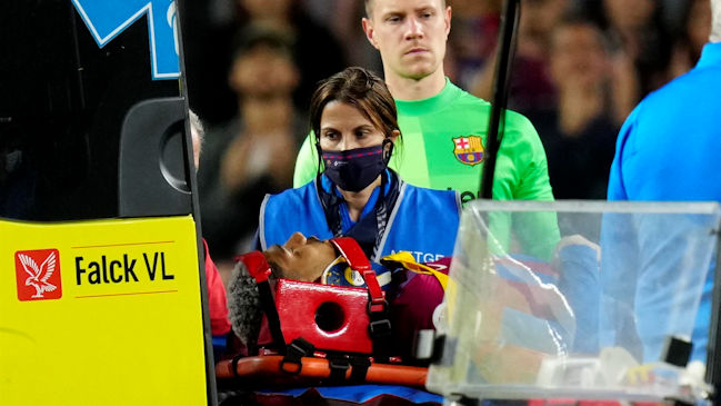 Ronald Araujo fue retirado en ambulancia tras un duro choque en el encuentro con Celta de Vigo