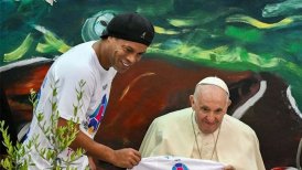 Ronaldinho obsequió camiseta al Papa Francisco en evento en el Vaticano