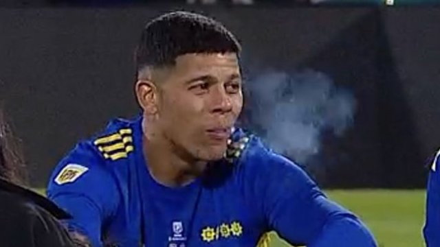 Rojo, do Boca Juniors, brinca ao ser flagrado fumando após título