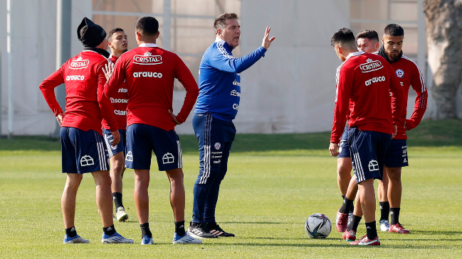 ¡Encabezada por Berizzo! La Roja inició su largo viaje para la la gira por Asia