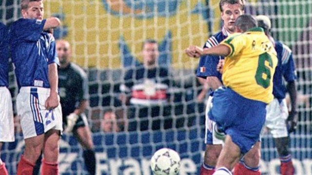 Golaço de falta de Roberto Carlos que desafiou a física completa 25 anos;  reveja, Brasil Mundial FC