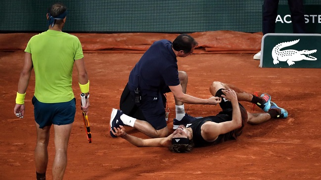 Alexander Zverev fue retirado en silla de ruedas por dura lesión de tobillo en duelo con Nadal
