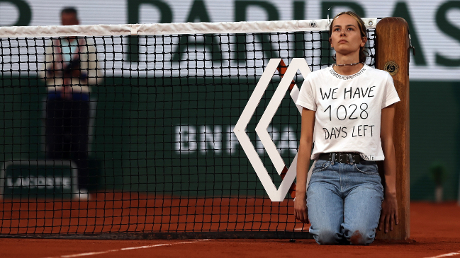 Manifestante invadió la cancha y se amarró a la red en semifinal entre Cilic y Ruud en Roland Garros