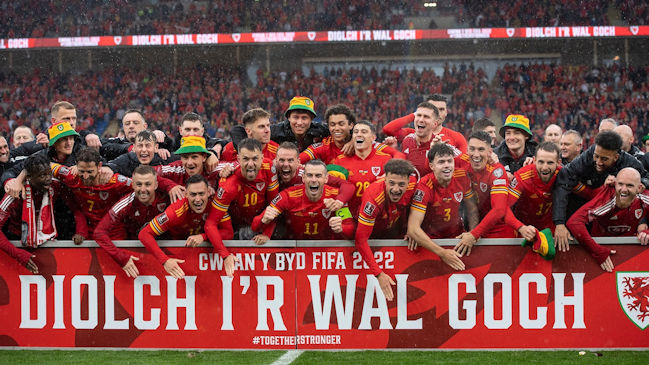 Los desenfrenados festejos de Gales con el pitazo final que los clasificó al Mundial
