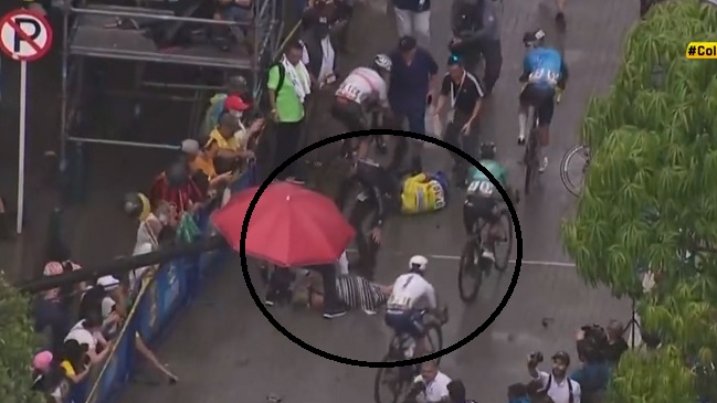 Líder de la Vuelta a Colombia ganó la etapa y atropelló a su esposa en los festejos