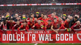 Los desenfrenados festejos de Gales con el pitazo final que los clasificó al Mundial