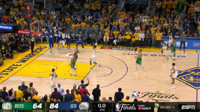 ¡Una locura! El espectacular triple de Jordan Poole en la final de la NBA