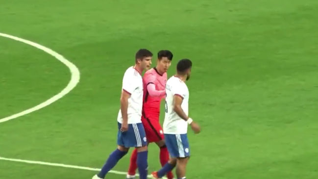 Son Heung-min debió separar fuerte "encontrón" de Paulo Díaz y Benjamín Kuscevic en el amistoso de la Roja