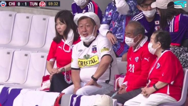 Necesito una explicación: Hincha japonés asistió al partido de La Roja con camiseta de Colo Colo