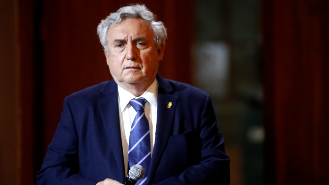 Ex rector de la Universidad de Chile se despidió del cargo con camiseta de la U