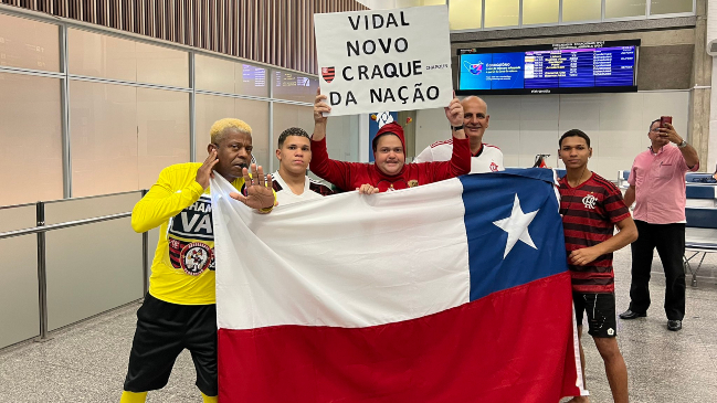 Hinchas de Flamengo esperan a Arturo Vidal en el aeropuerto de Río de Janeiro