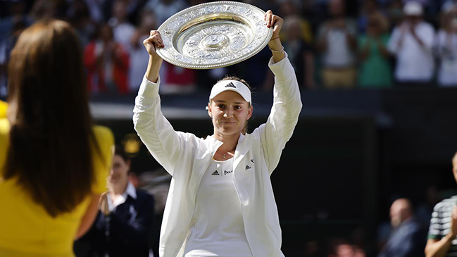 Elena Rybakina: Ser la ganadora en Wimbledon es asombroso, es difícil explicar lo contenta que estoy