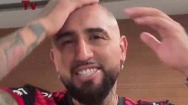 Arturo Vidal posó con la camiseta de Flamengo y llamó a los hinchas a que le copien el mohicano