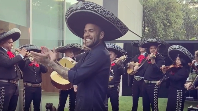 ¿Se va a jugar a México? Dani Alves recordó cuando se lució cantando con mariachis