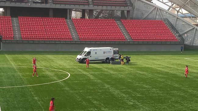 Jugadora de Unión Española debió esperar por 20 minutos una ambulancia en partido del fútbol femenino