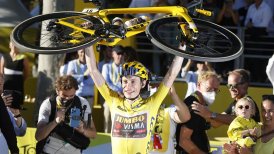 El danés Jonas Vingegaard fue aclamado en París como nuevo rey del Tour de Francia