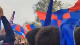 Hinchas de la U realizaron "banderazo" antes del viaje del plantel a Talca