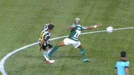 ¡Criminal! El fuerte planchazo de Danilo a Matías Zaracho en la Copa Libertadores