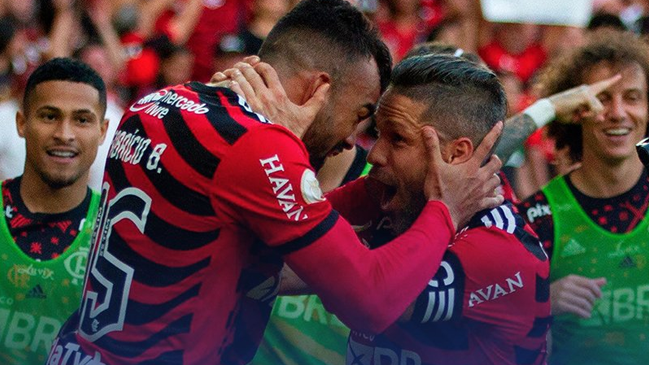 Flamengo contó con Vidal en aplastante goleada contra Atlético Paranaense