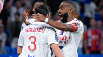 Olympique de Lyon goleó a Troyes y metió presión a PSG en la punta de la liga francesa
