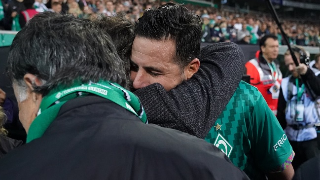 Claudio Pizarro llenó el estadio de Werder Bremen en su despedida del fútbol