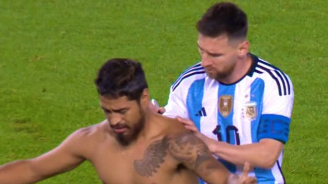 ¡Locura total! Hincha se metió a la cancha y pidió a Messi que firmara un autógrafo en su espalda