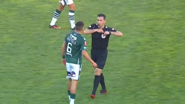 Increíble: Arbitro del U. de Concepción-S. Wanderers perdió sus tarjetas en pleno partido